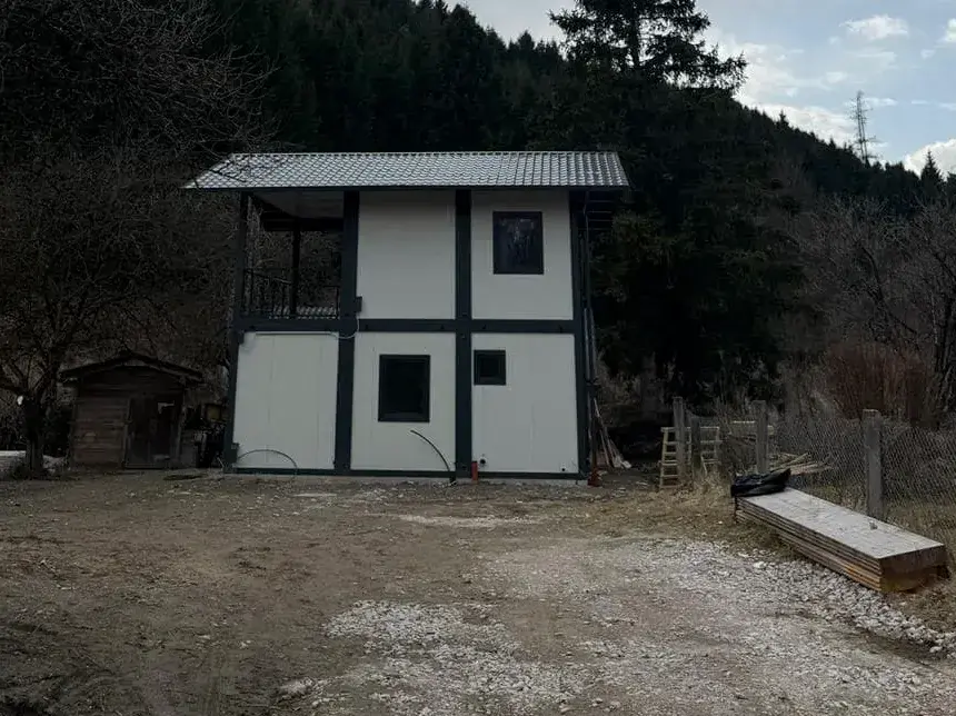 Moduli abitativi composti in un edificio a due piani