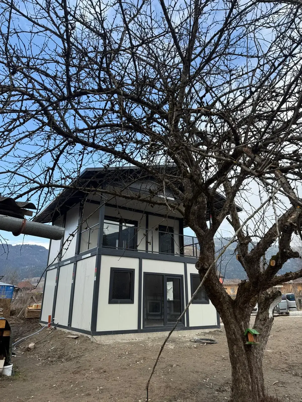 Modulo abitativo su due piani con balcone