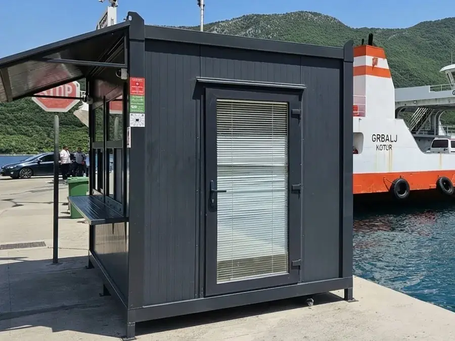 Modulo cassa accanto all’accesso