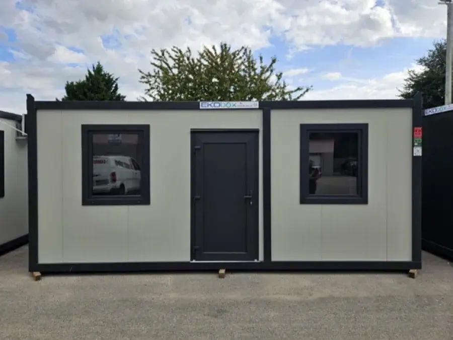 Interno attrezzato di un container fitness EKO BOX