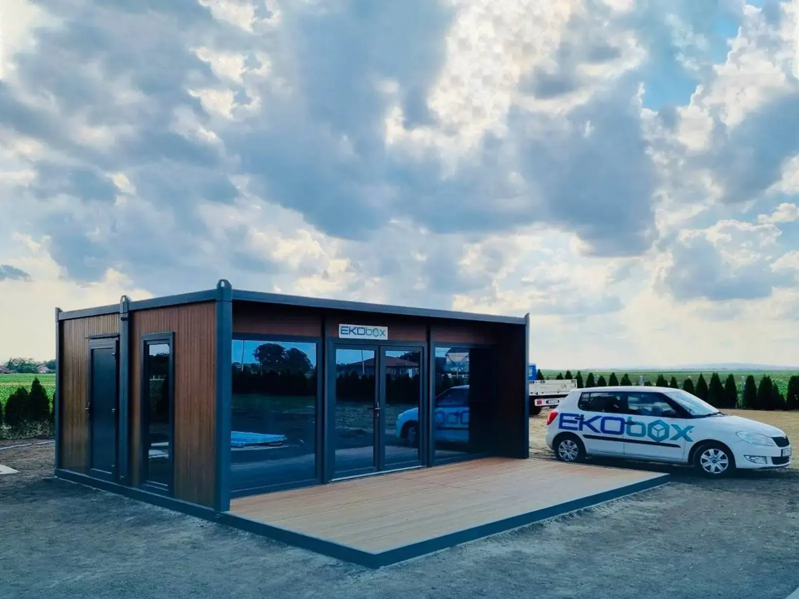 Modulo espositivo con rivestimento in legno e terrazza