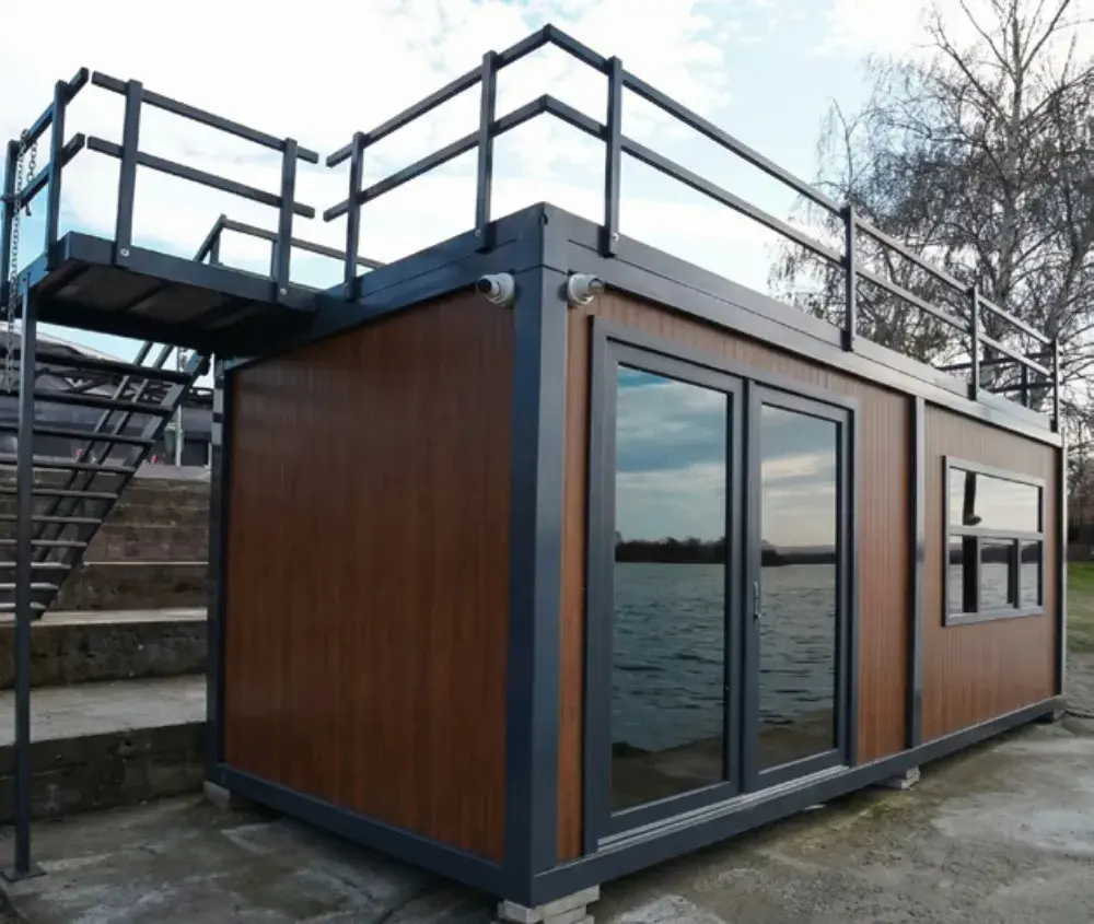 Modulo con rivestimento in legno e terrazza in copertura vista mare