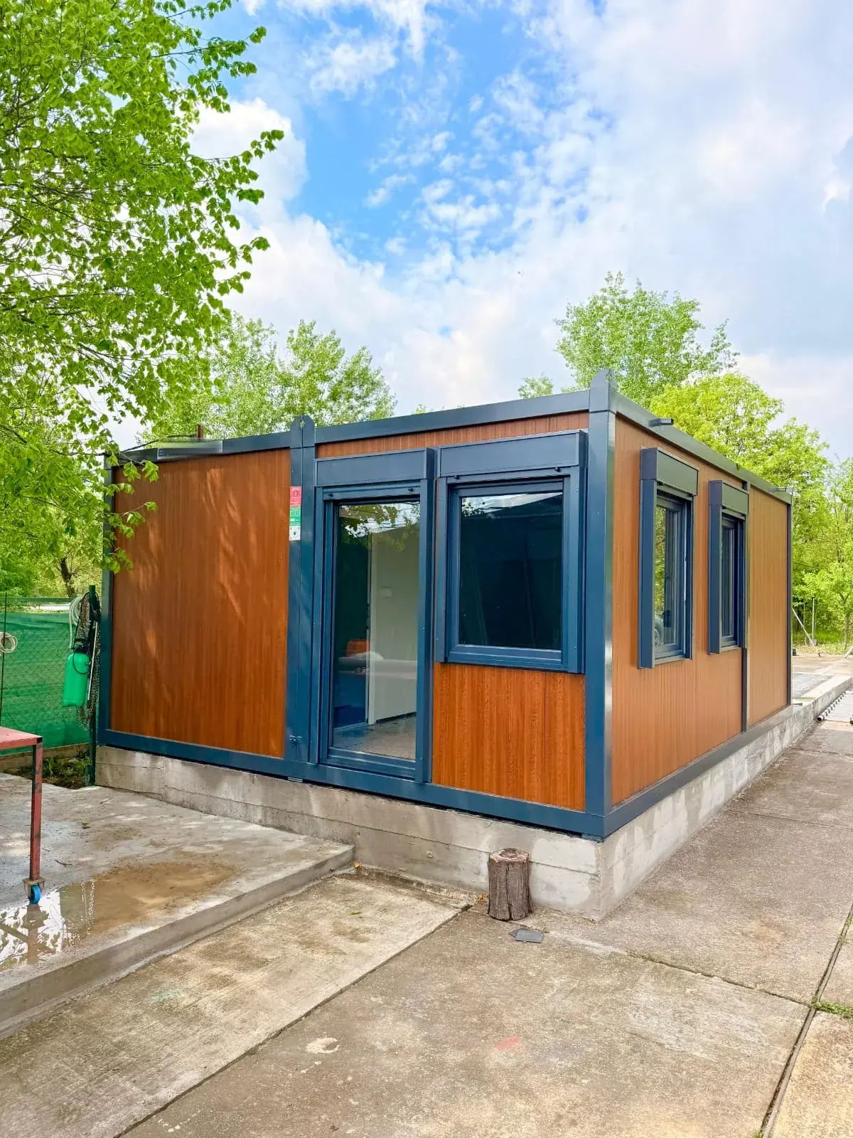 Modulo con rivestimento in WPC e telai blu