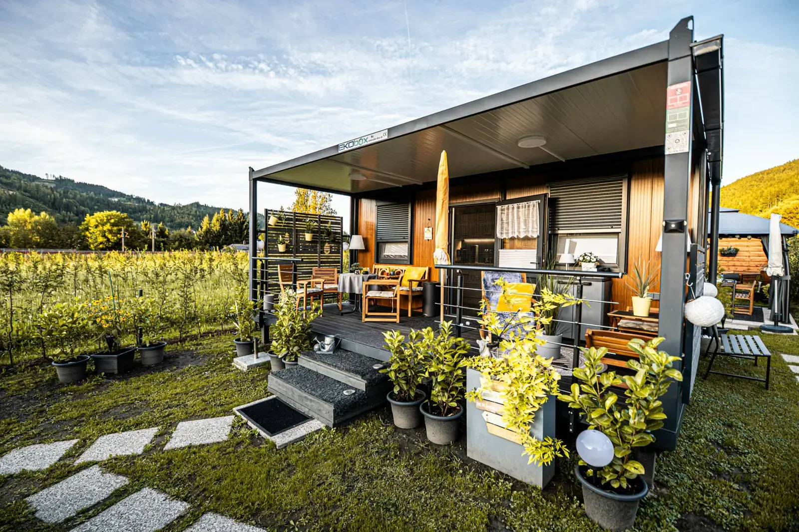 Modulo con terrazza coperta accanto a un vigneto