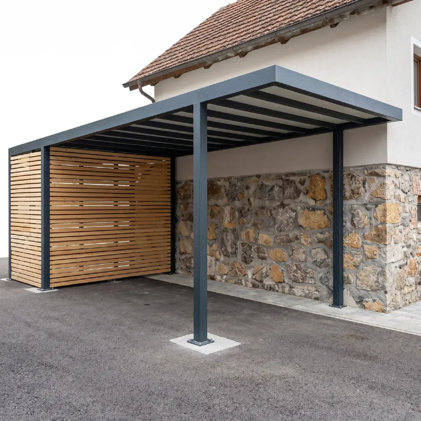 Pergola accanto a casa con frangivista in legno e struttura grigia