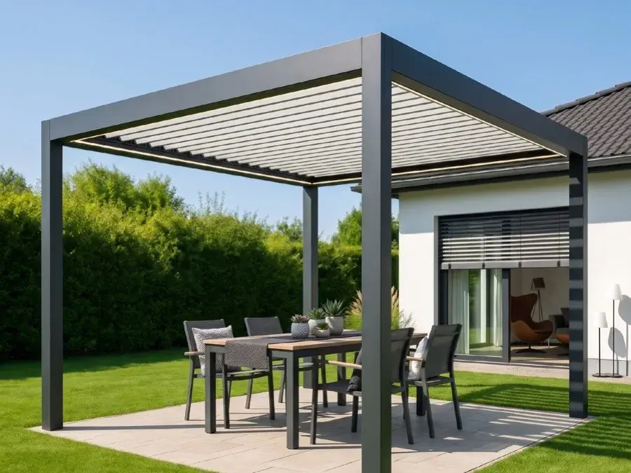 Pergola con lamelle orientabili sopra un tavolo da esterno
