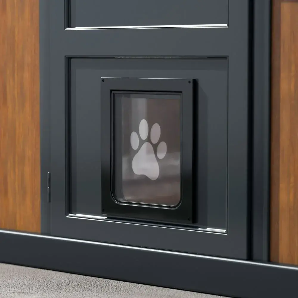 Porta con gattaiola su un container per animali