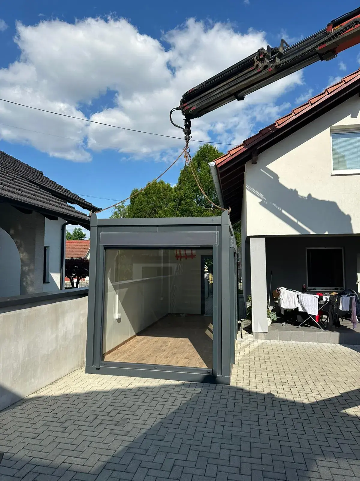 Posa del container ufficio nel cortile