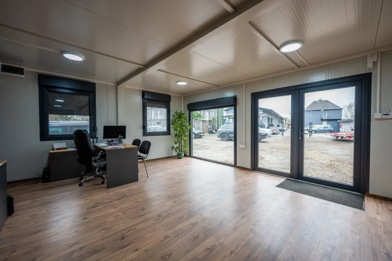 Postazioni di lavoro in un container ufficio