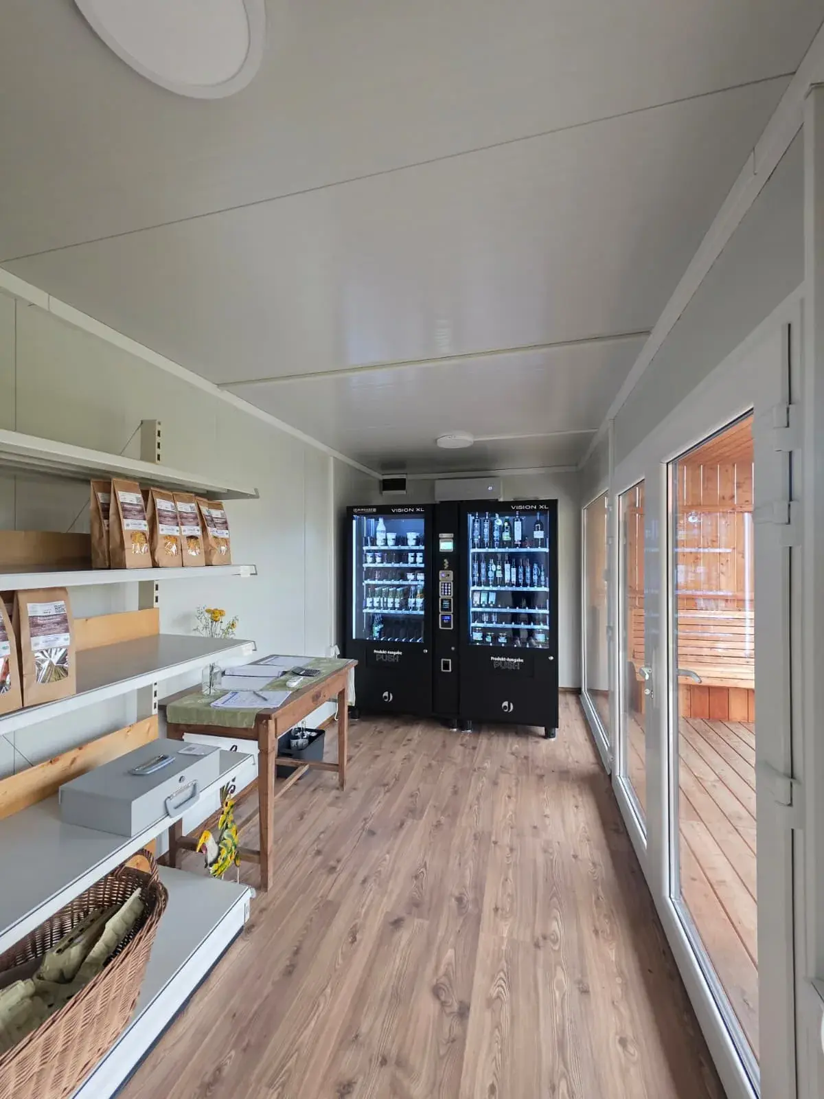 Scaffali e vetrine refrigerate in un container chiosco