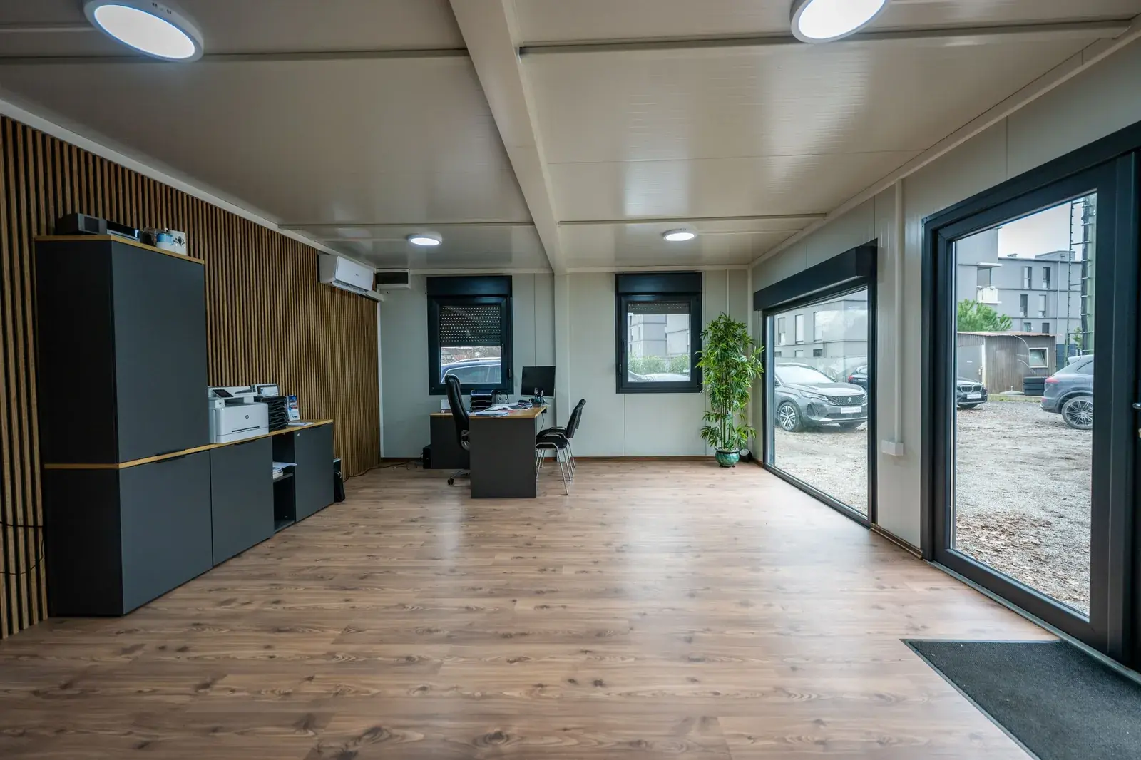 Spazio ufficio con bancone e rivestimento a doghe