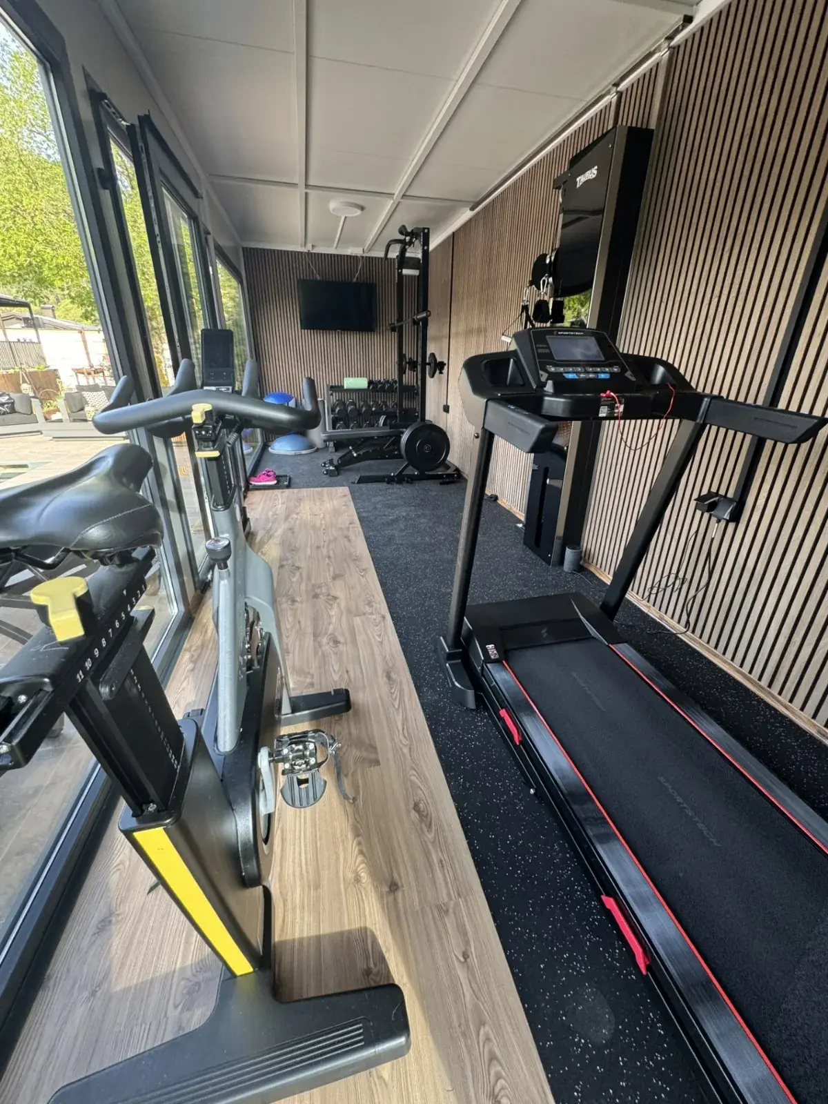 Tapis roulant e cyclette in un container fitness