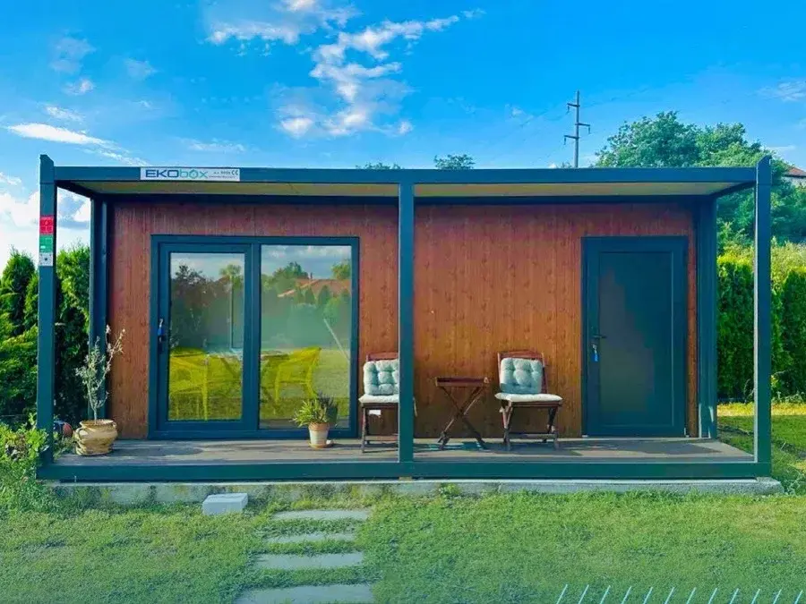 Container con terrazza e facciata in legno