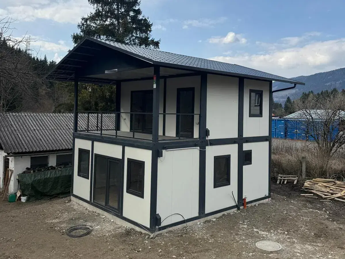 Terrazza al piano di un edificio abitativo in container
