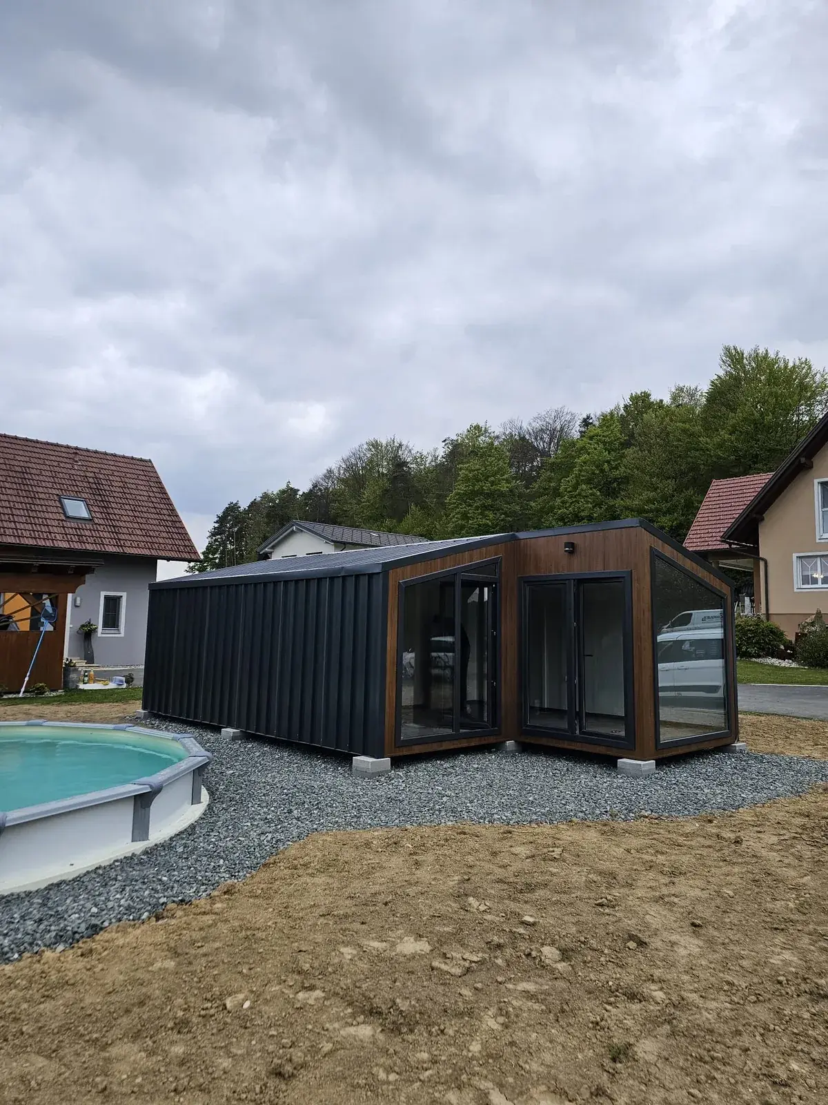Tiny house accanto alla piscina con vetrate scorrevoli