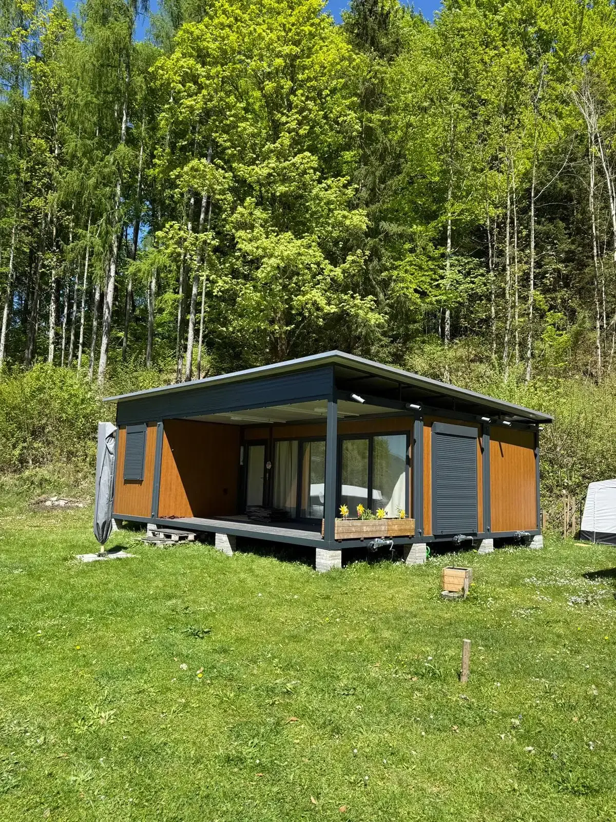 Tiny house con terrazza e rivestimento in legno
