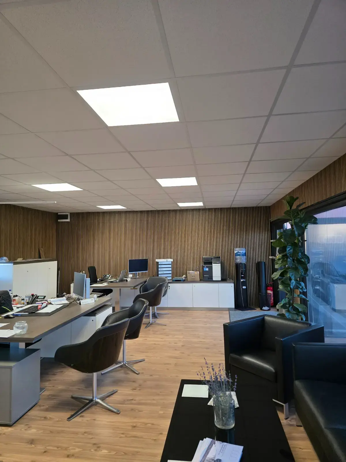 Ufficio open space in un edificio in container