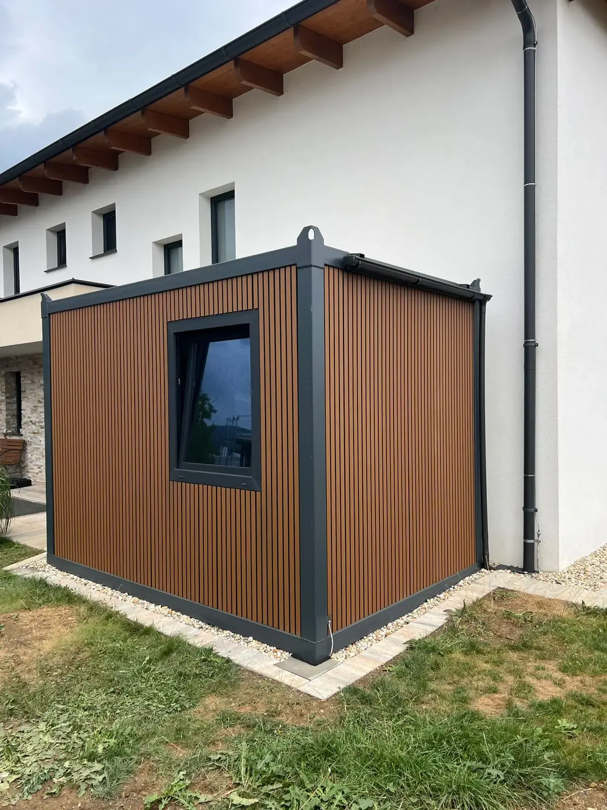 Angolo di un container con lamelle in WPC
