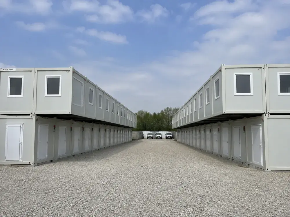 Campo container con due file di moduli alloggio