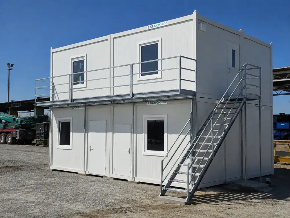 Complesso di container su due livelli con uffici e logistica