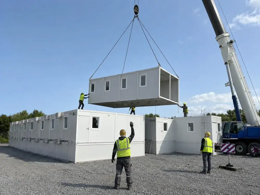 Montaggio rapido di un campo container con la gru