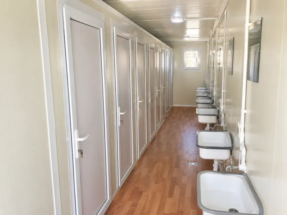 Container sanitario multi-cabina con docce e lavabi