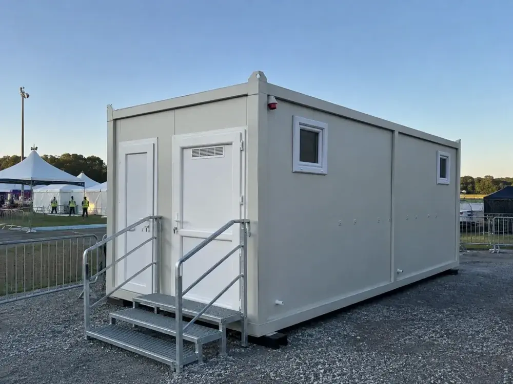 Container sanitario mobile posato su un’area eventi