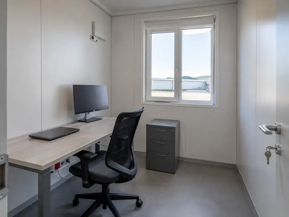 Interno di un container ufficio per una persona