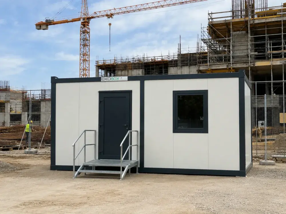 Container ufficio da cantiere con scala di accesso